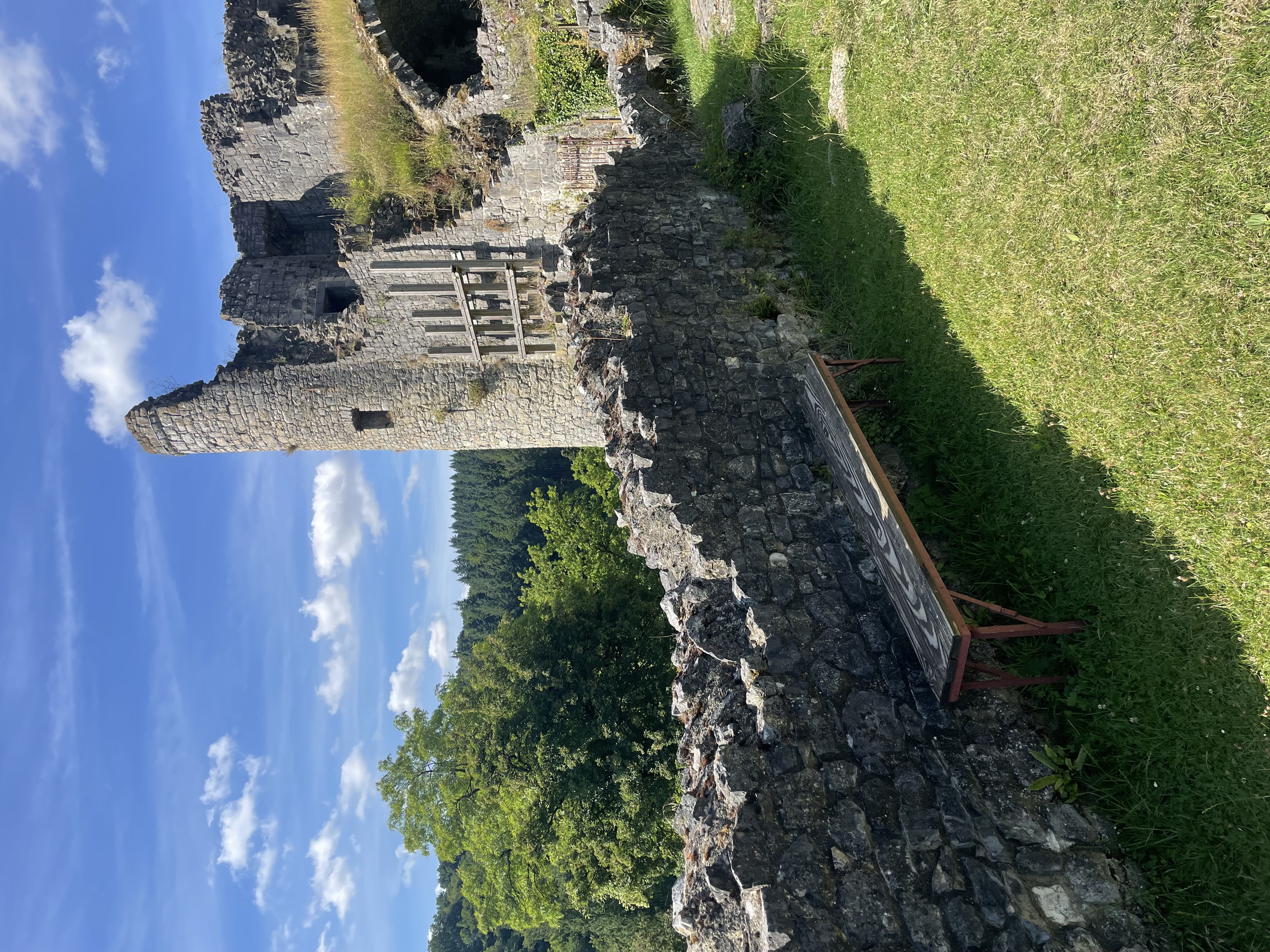De ruïnes van het versterkte kasteel