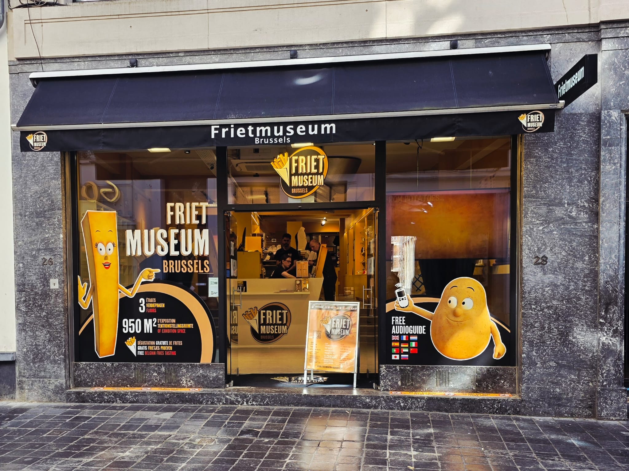 Vitrine du musée, identifiable par des autocollants sur les vitres