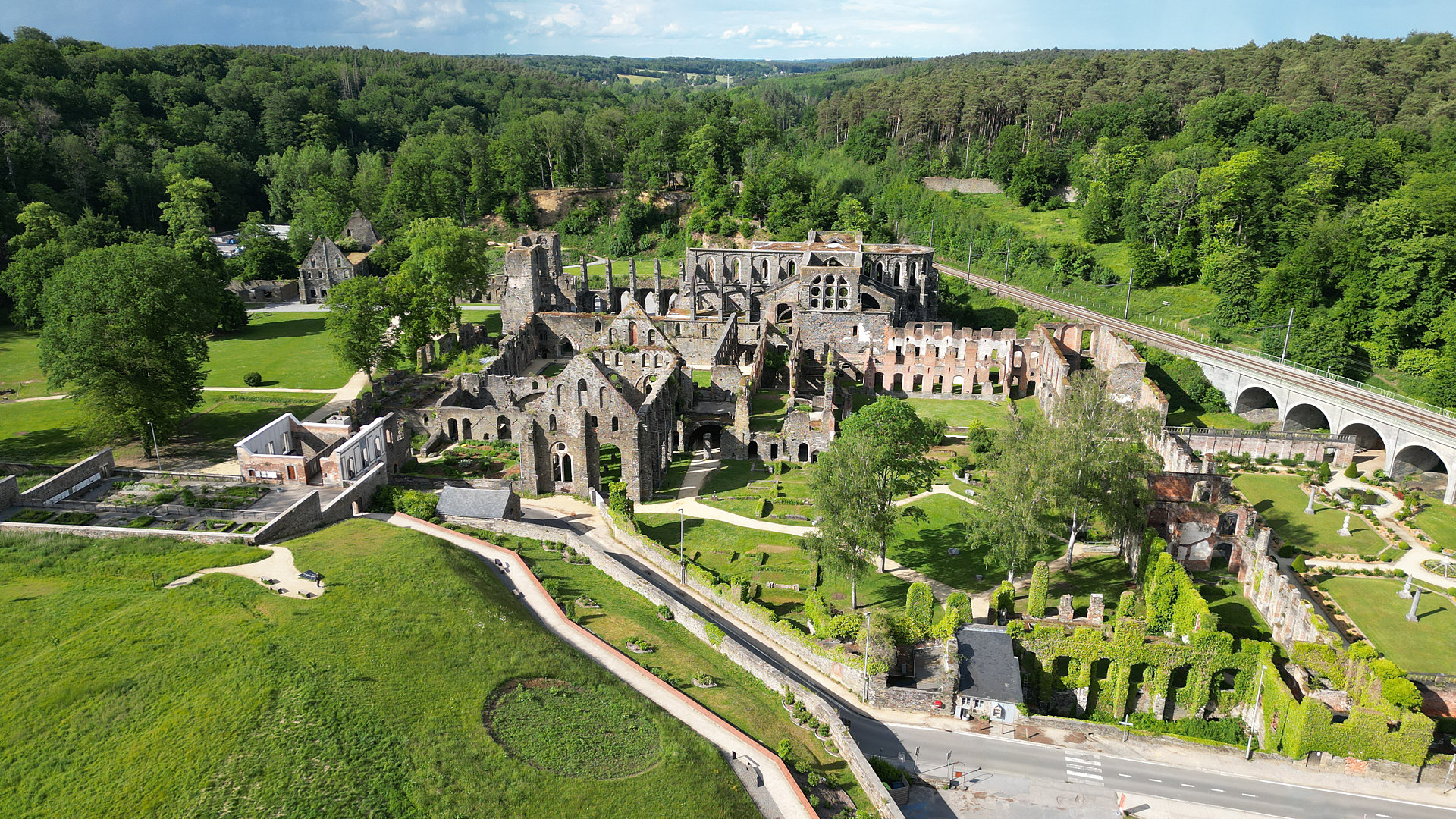 Vue aérienne du site des ruines de Villers-la-Ville