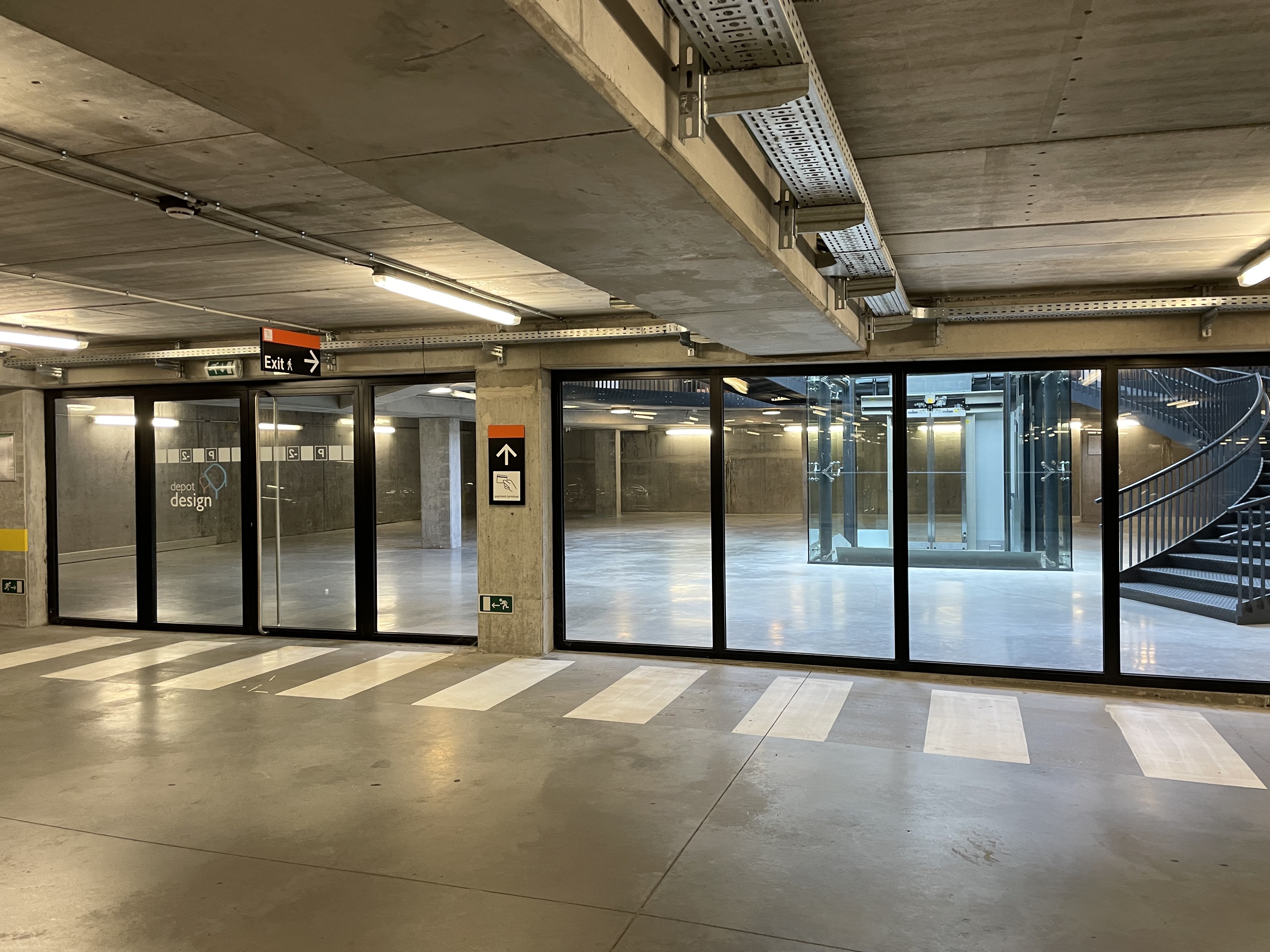 Porte vitrée pour sortir du parking