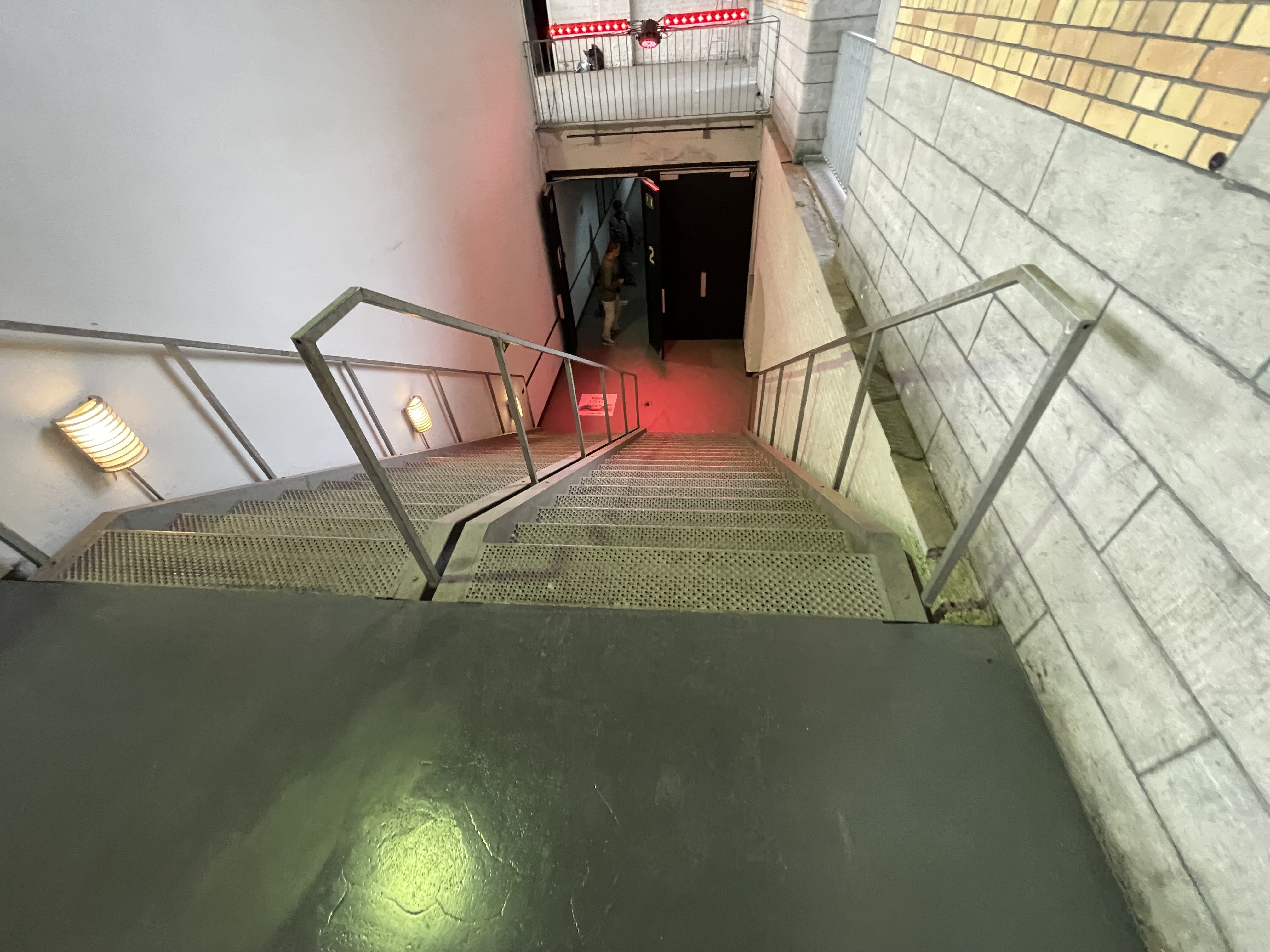 Escalier extérieur non contrasté