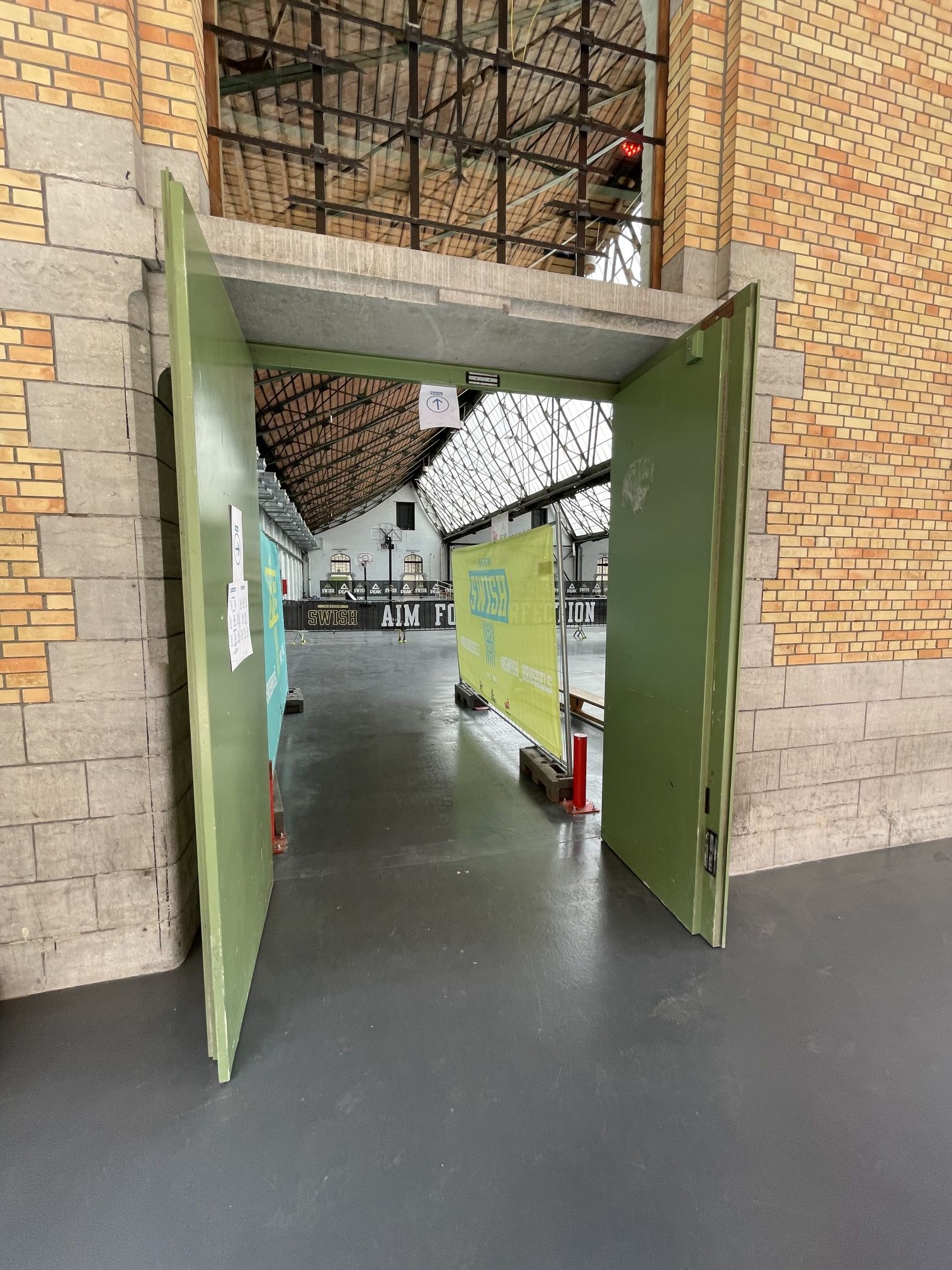 Doubles portes ouvertes dans le bâtiment