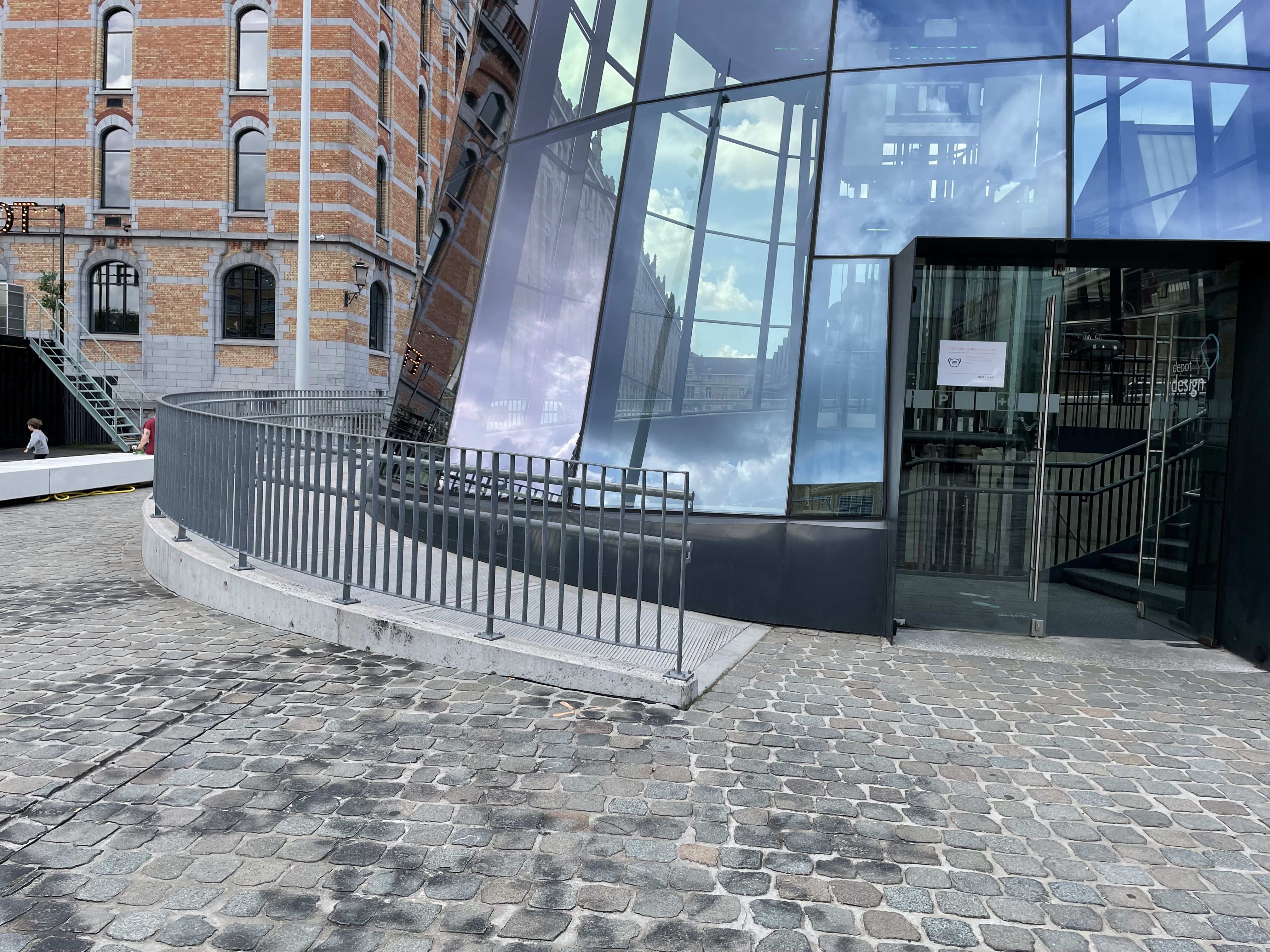 Rampe d'accès à l'entrée du bâtiment