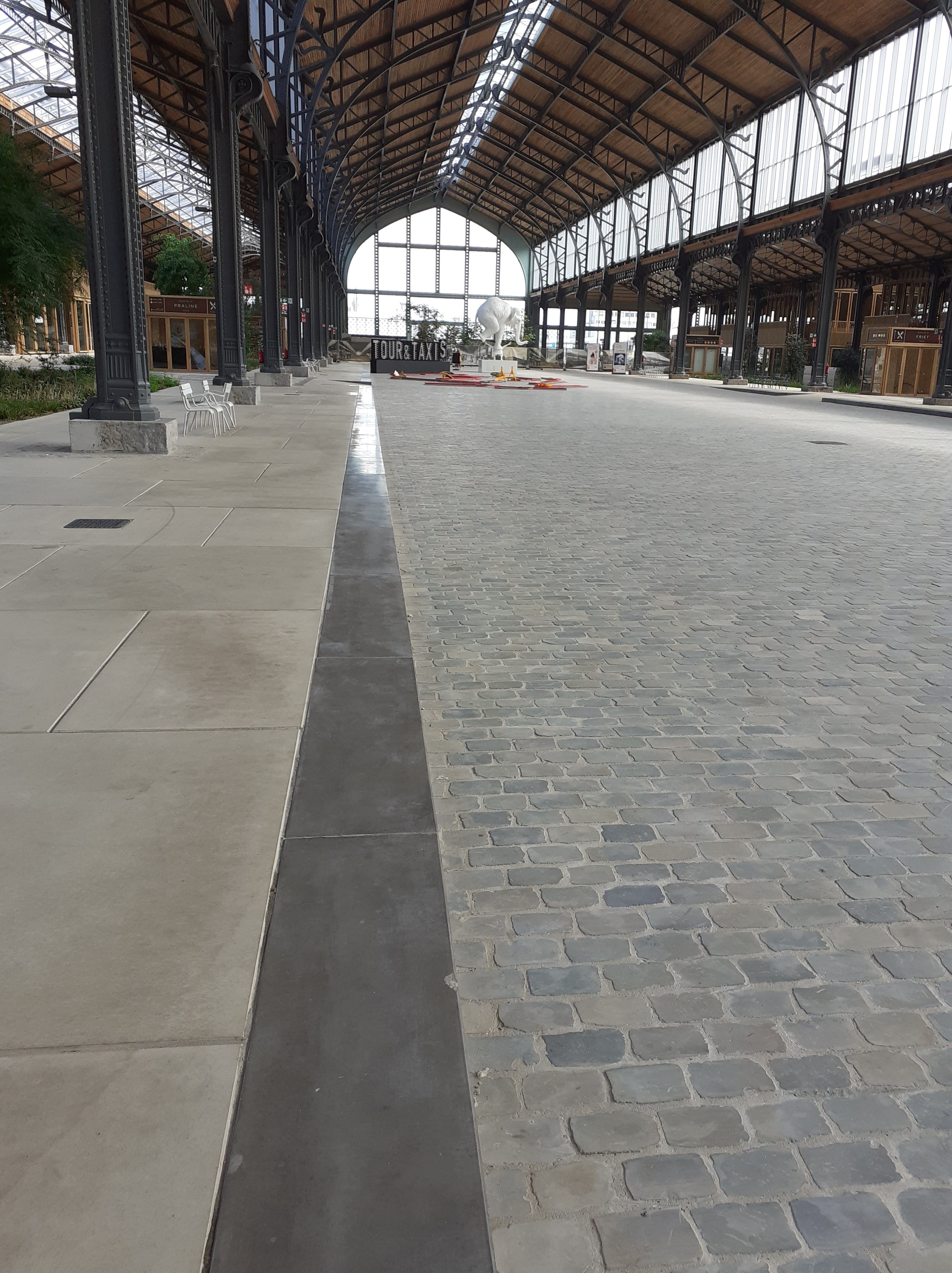 Bordure longeant toute la Gare en partie centrale