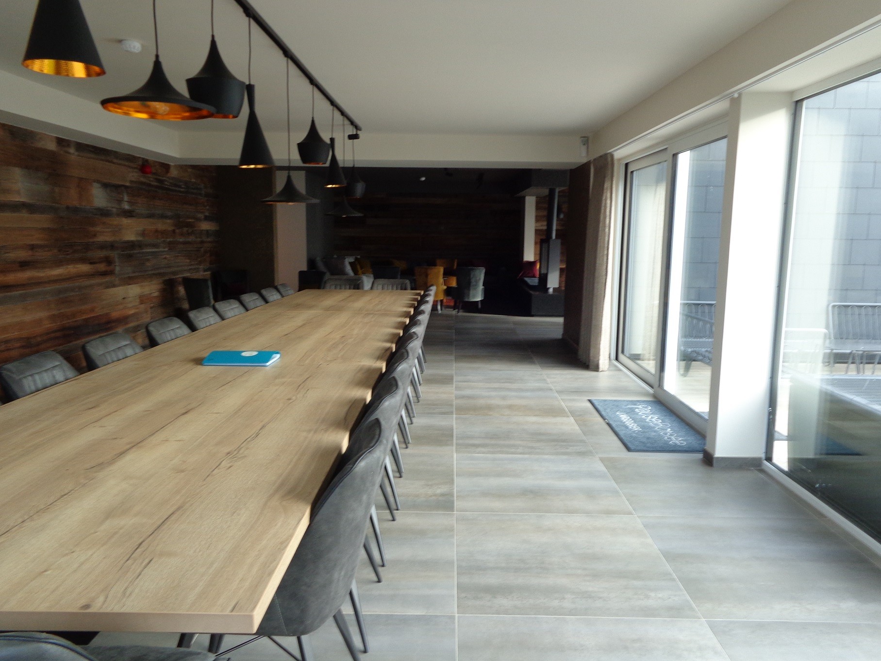 Salle à manger donnant sur une grande terrasse