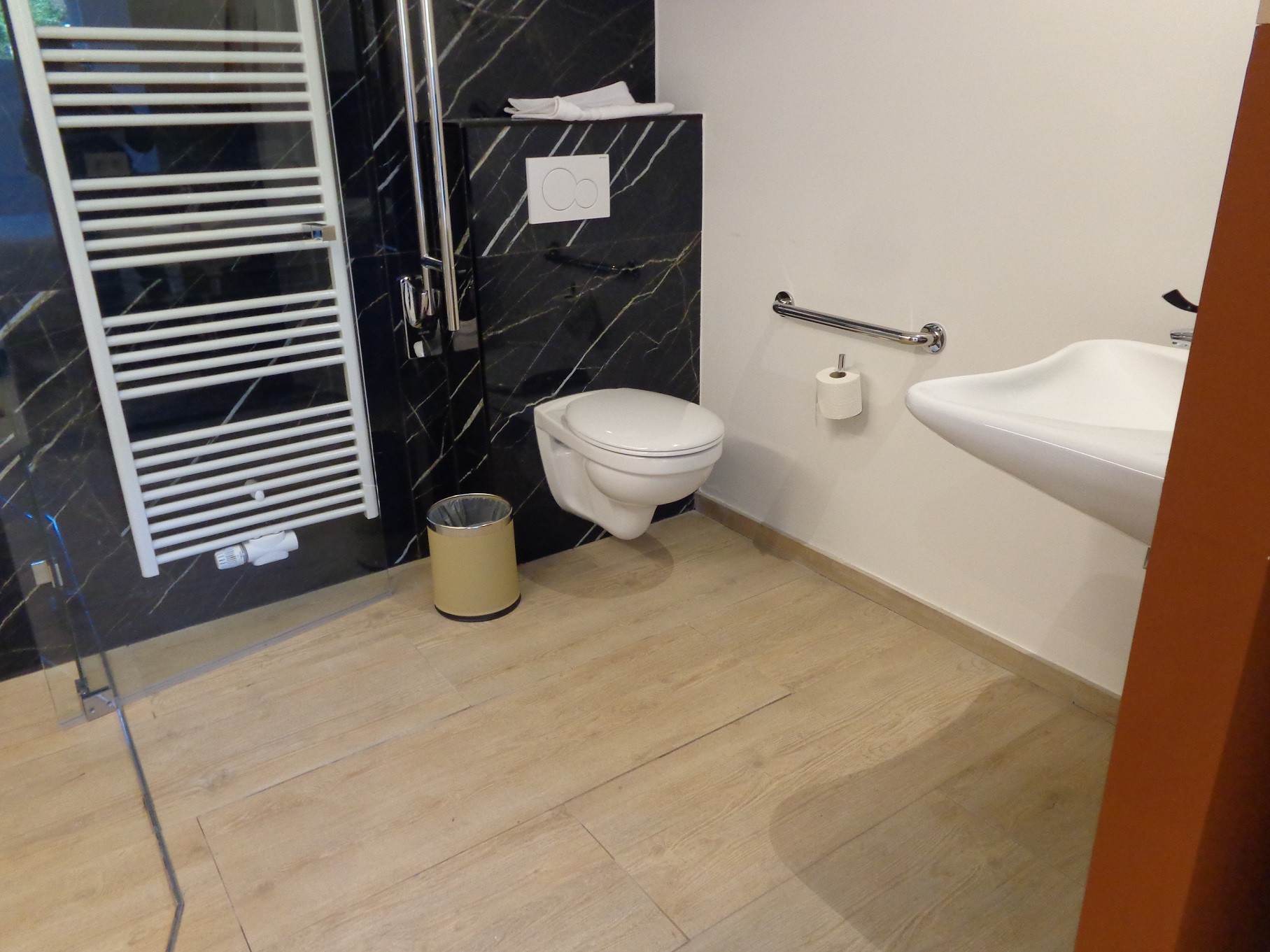 Cuvette de WC avec barres d'appui