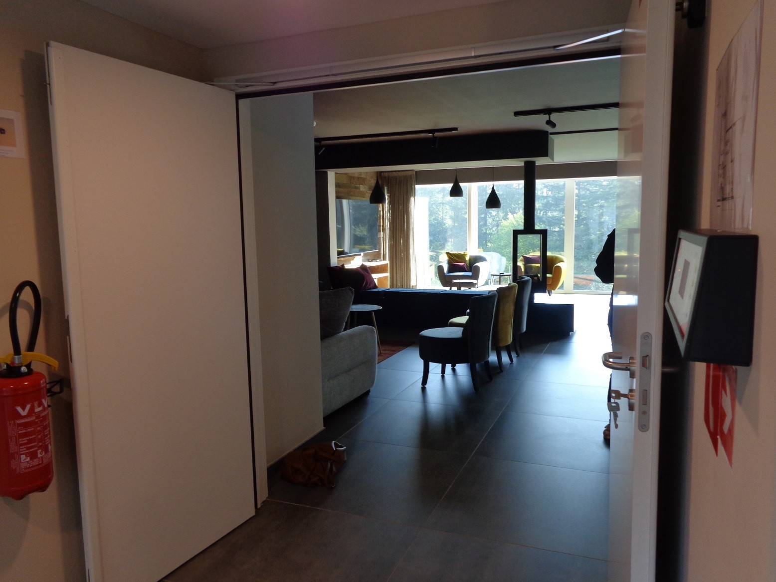 Vue depuis le hall d'entrée vers les 2 salons