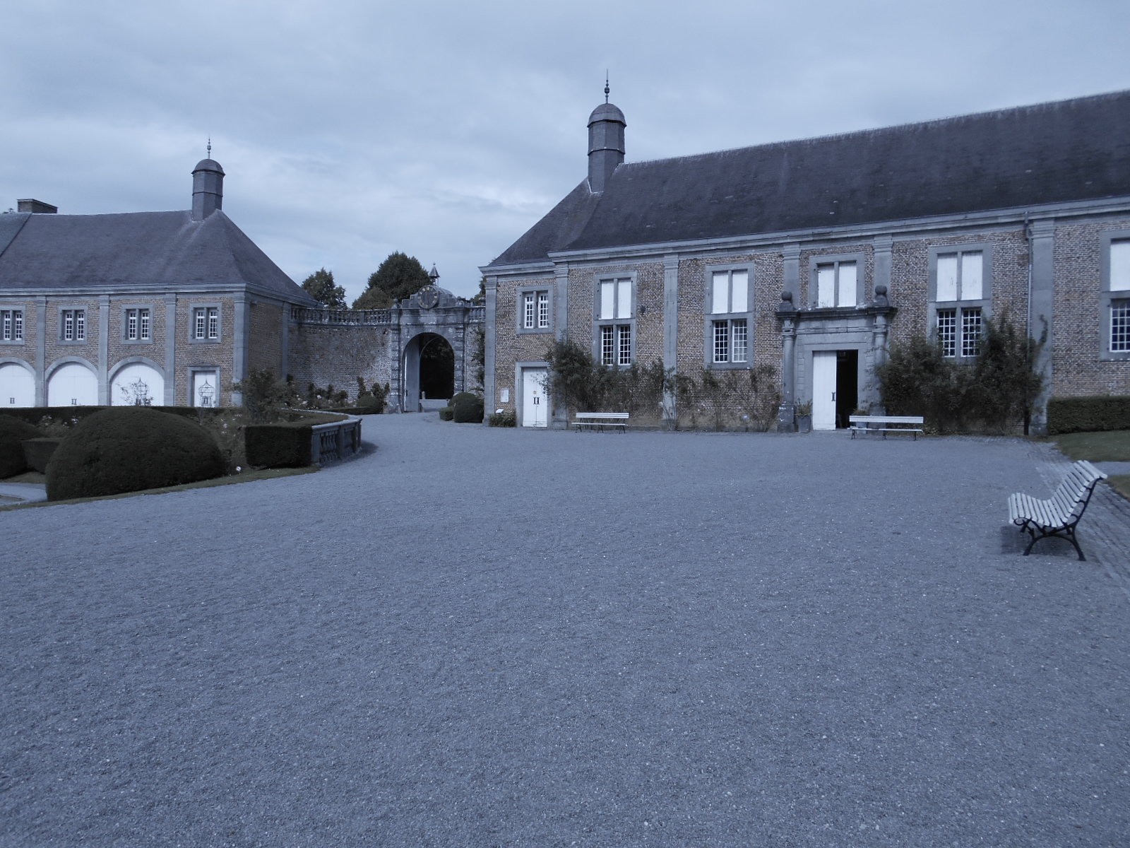 Cour intérieure en dévers et fins graviers