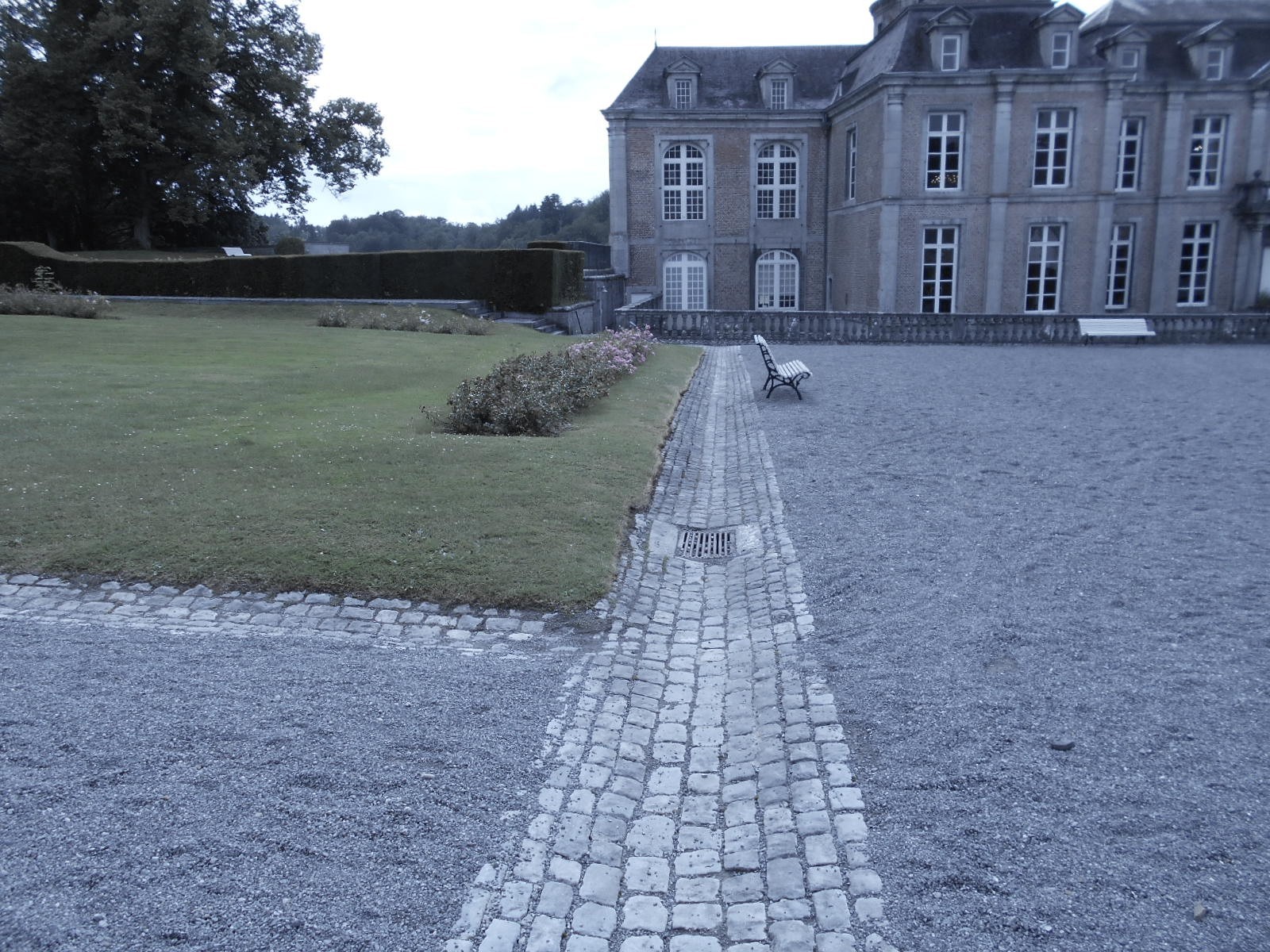 Cheminement avec graviers et caniveau en pavés