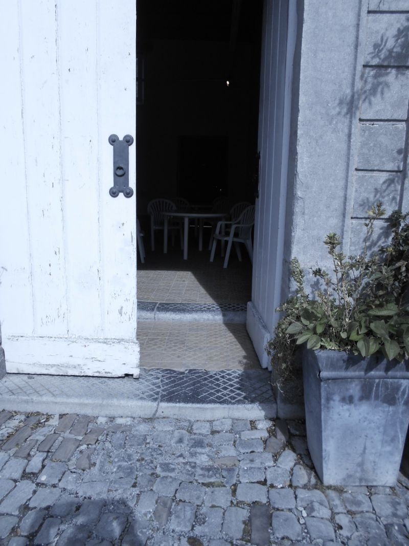 Entrée de l'espace pique-nique dans l'ancienne écurie