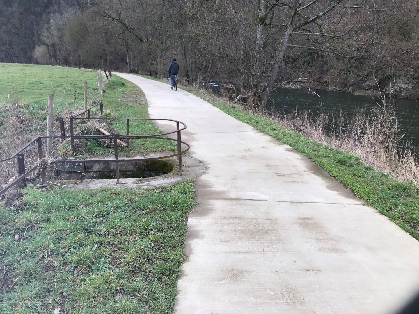 Début du RAVeL depuis Hamoir avec une barrière non contrastée qui ressort vers le cheminement