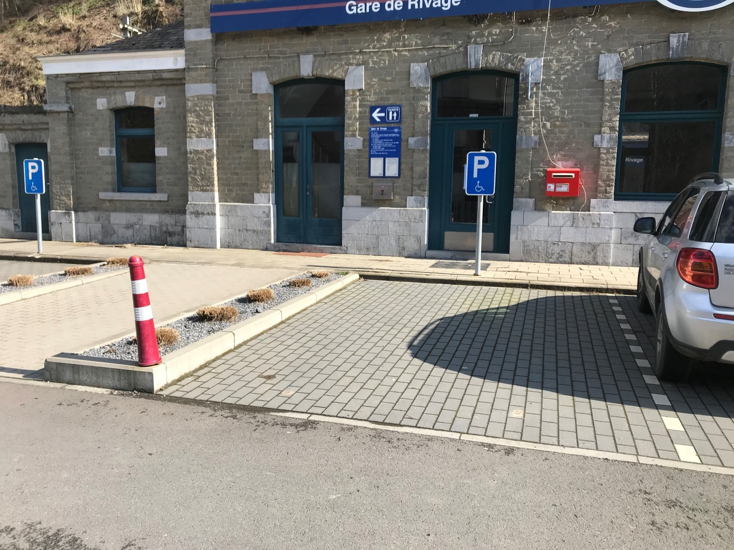 Arrivée à la gare de Rivage (2 parkings PMR conformes présents)